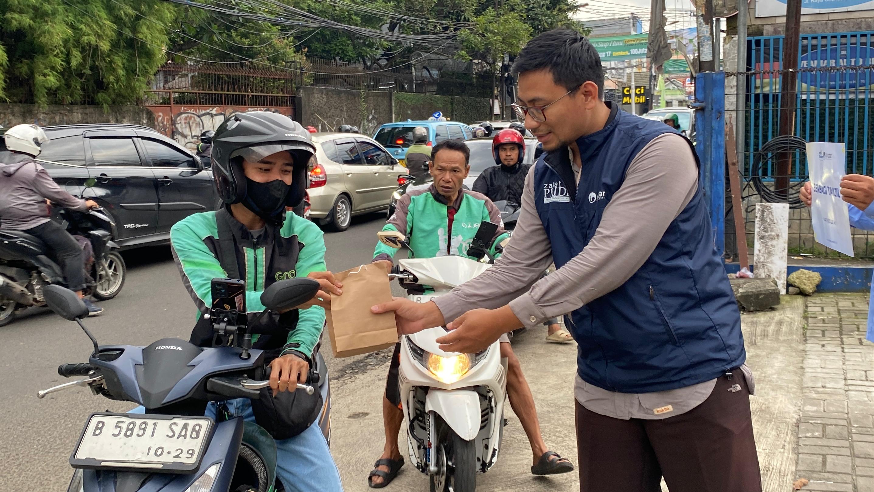 Lalui Ramadan dengan Berbagi, LAZ Al Azhar Tebar Ratusan Paket Takjil di Cirendeu